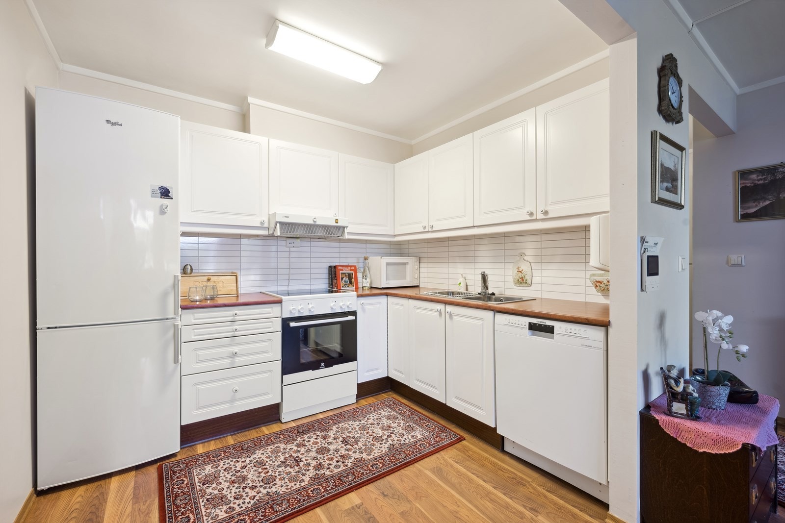 Kjøkken med god skap og benkeplass Galleribilde