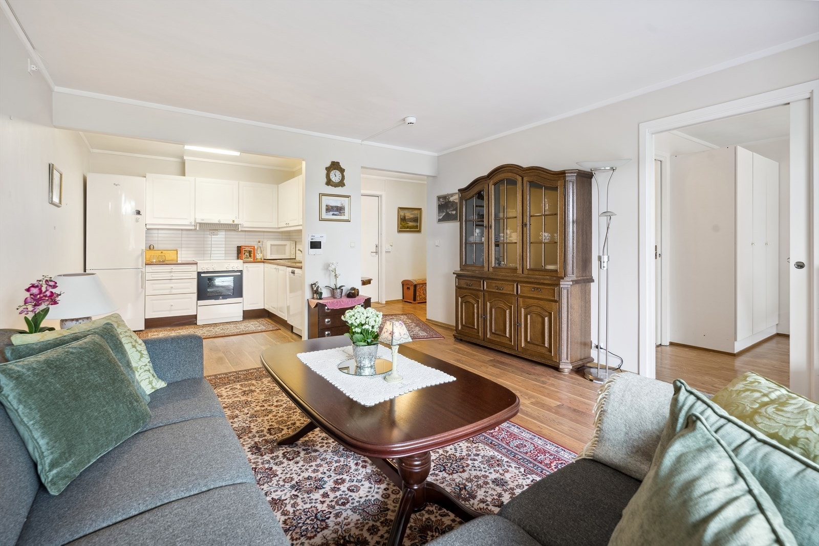 Stue med kjøkken i åpen løsning Galleribilde