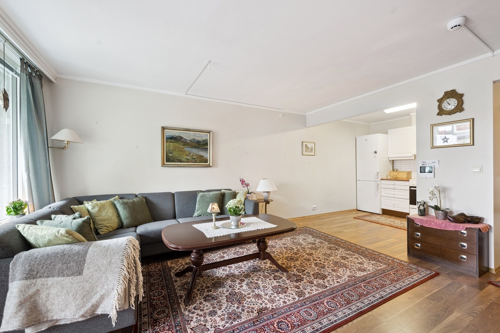 Stue med kjøkken i åpen løsning Galleribilde