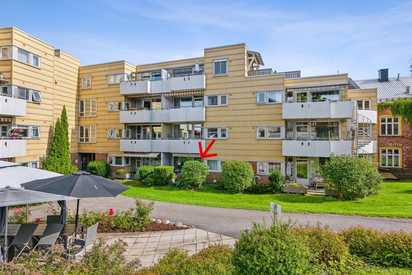 Flott bakhage med felles uteplass. (Arkiv bilde) Galleribilde