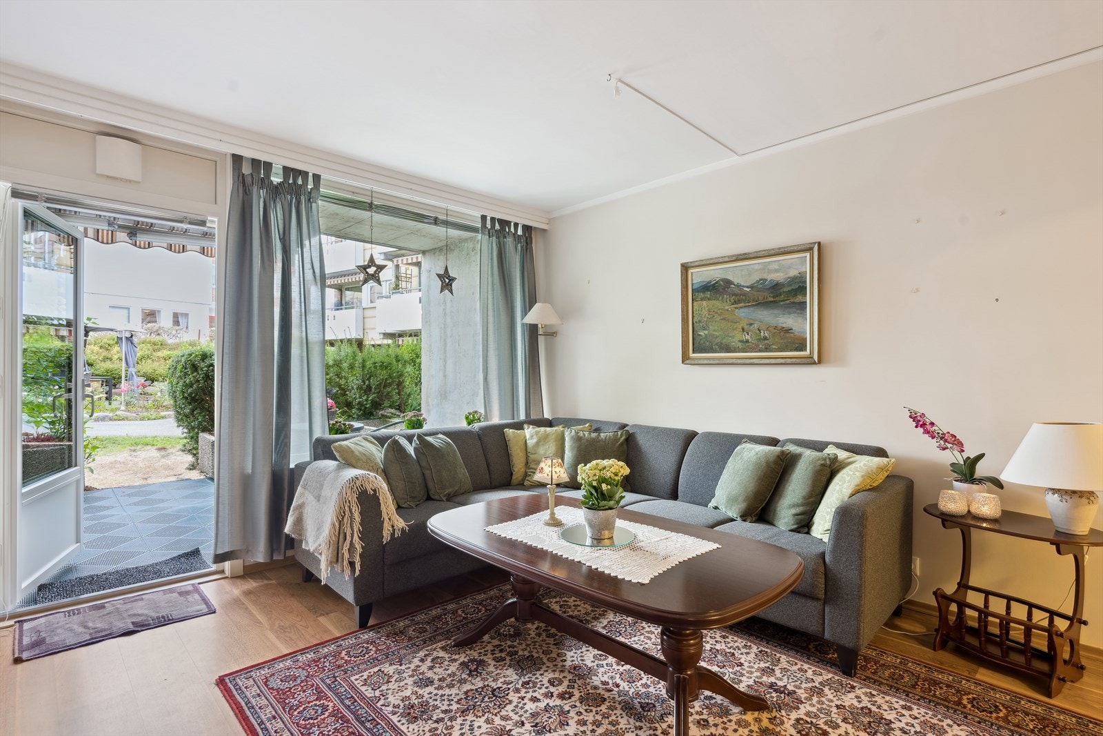 Stue med utgang til terrasse Galleribilde