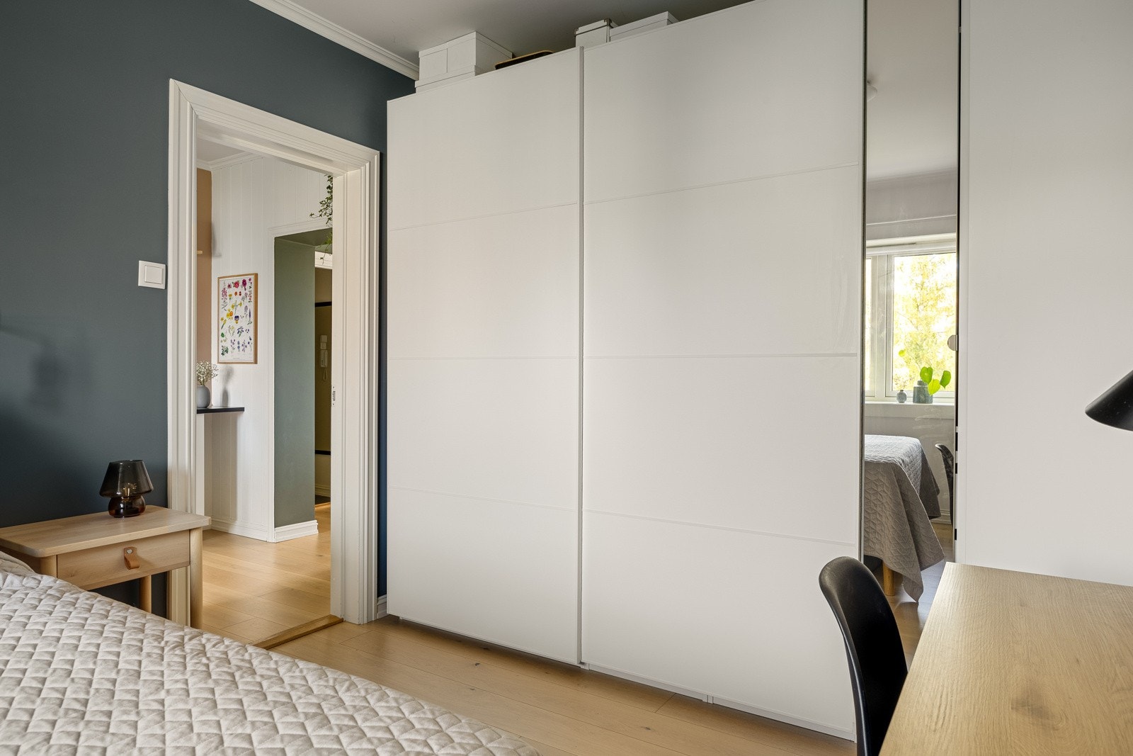 Stort garderobeskap, samt plass til hjemmekontor-løsning Galleribilde