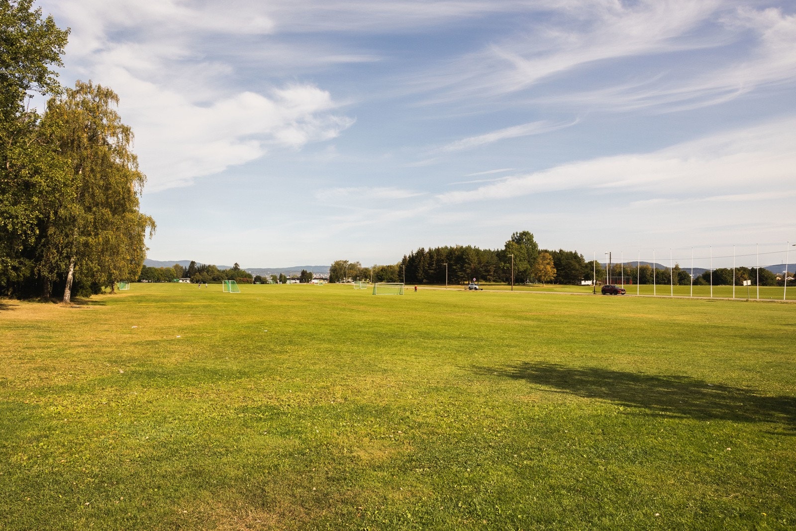 Ekebergsletta er kun noen minutters gange unna, med mulighet for mange slags aktiviteter, piknik, oppkjørte skiløyper på vinteren, samt sted for ulike arrangementer gjennom hele året Galleribilde