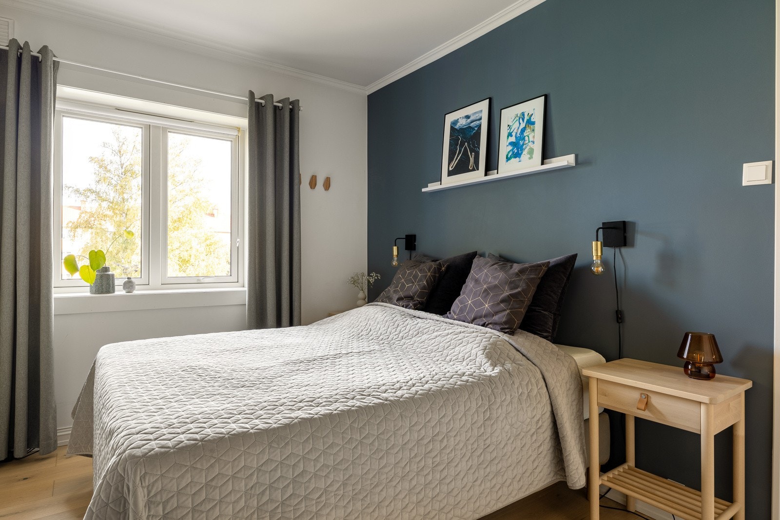 Hovedsoverommet har plass til dobbeltseng med tilhørende nattbord Galleribilde