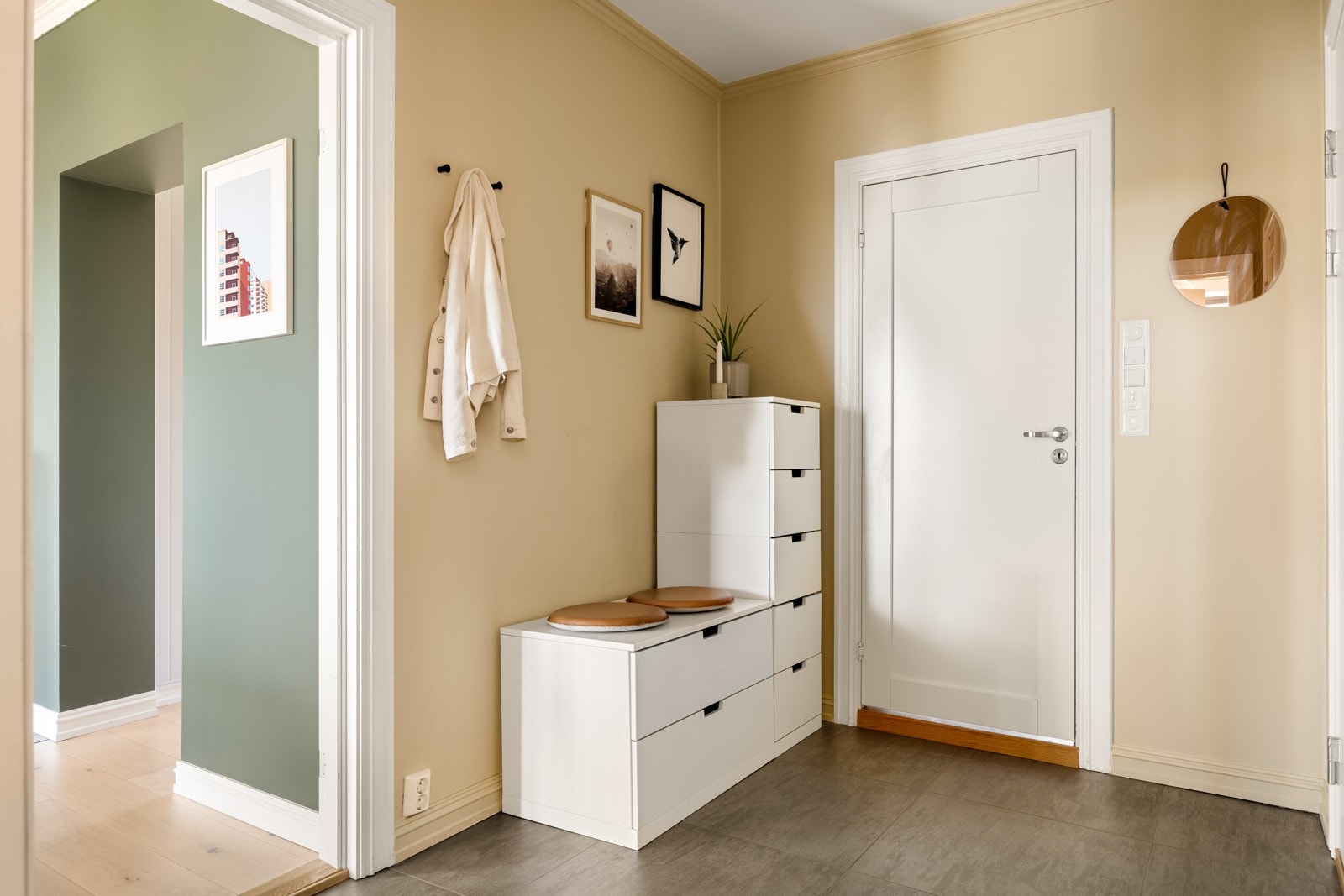 Fliselagt entré med praktisk innvendig bod til lagring og oppbevaring Galleribilde