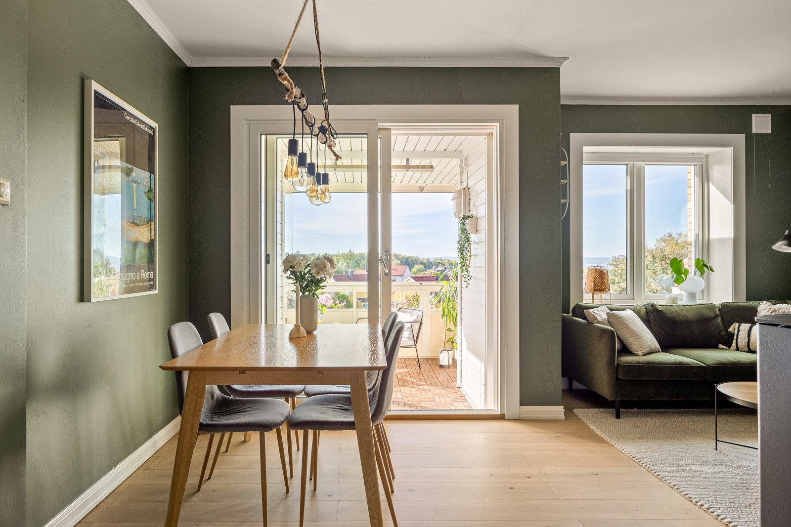 Pen en-stavs parkett og slette vegger i tidsriktige farger Galleribilde