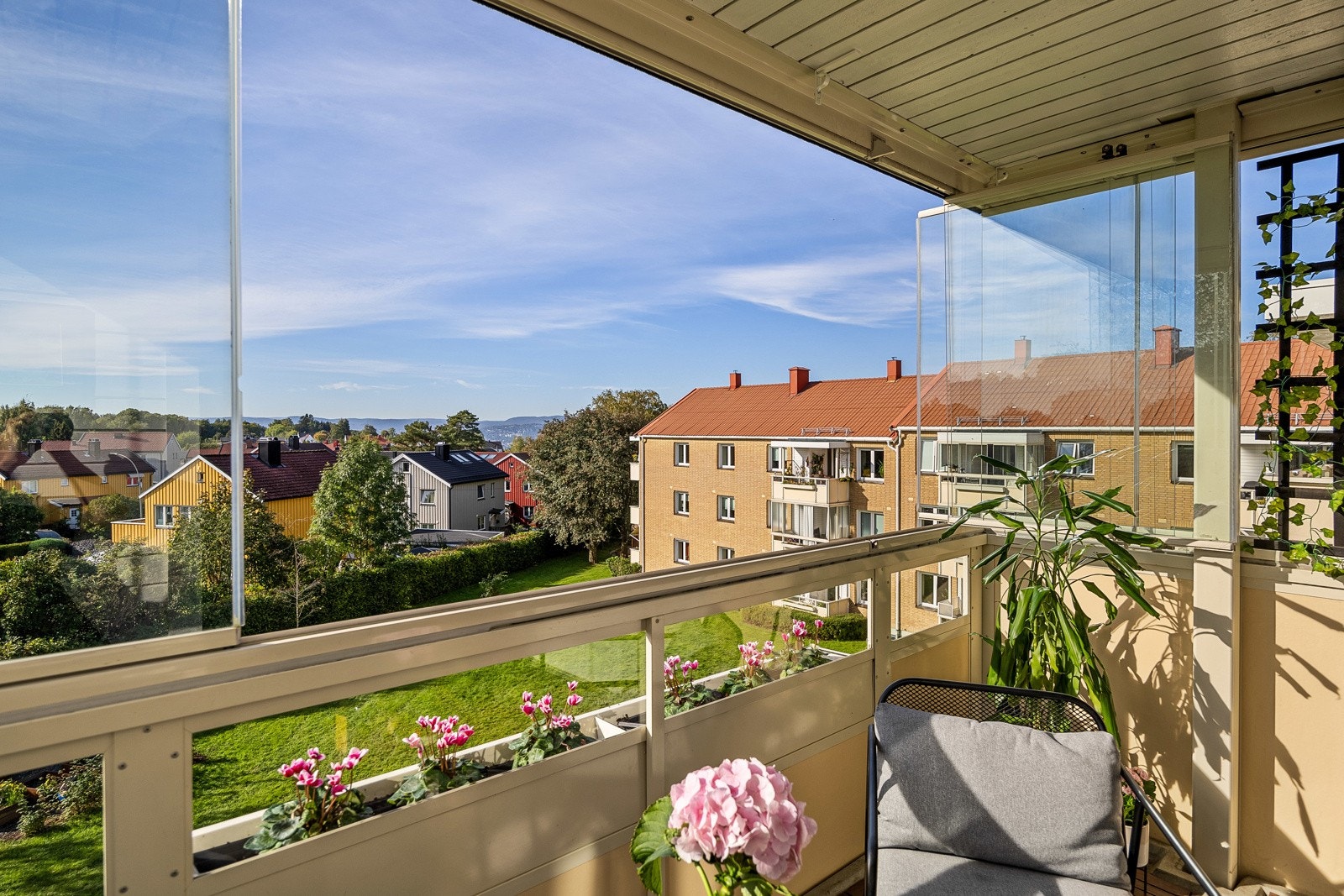 Vinduene på balkongen kan åpnes og lukkes etter egne ønsker og behov Galleribilde