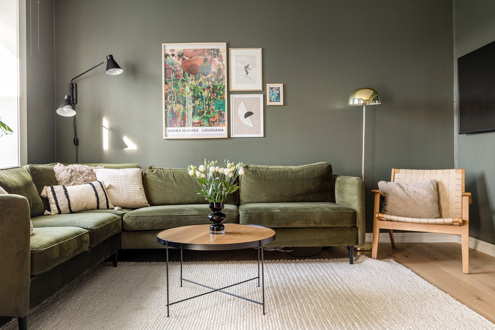 God plass til sofakrok, og selger har hatt piano stående mellom TV og peisovn Galleribilde