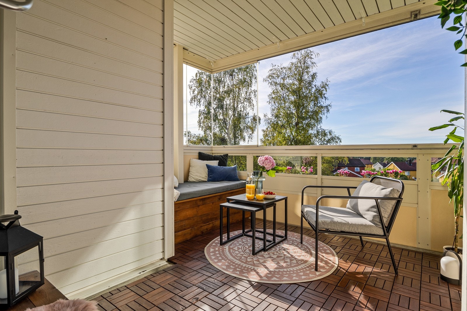 Fra stuen er det utgang til en vestvendt innglassert balkong med varmelampe, hvor du kan nyte varme sommerdager og lune vinterkvelder året rundt Galleribilde
