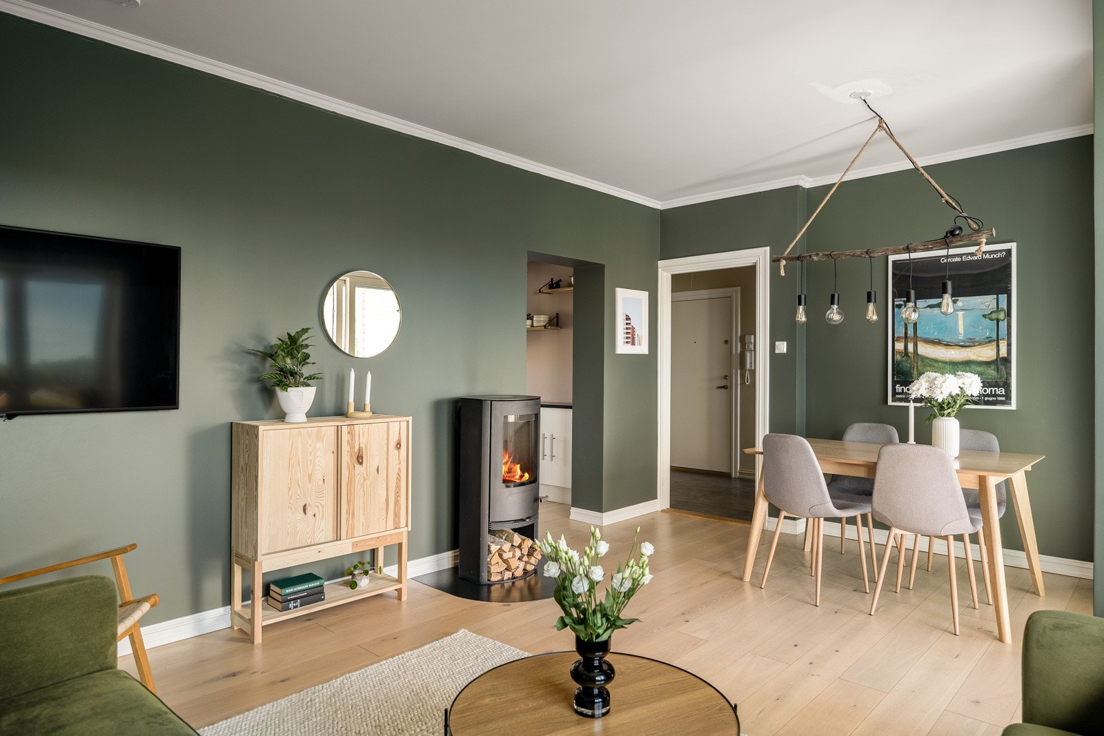 Stuen er lys og romslig og kan enkelt innredes med både sofa- og spiseseksjon Galleribilde