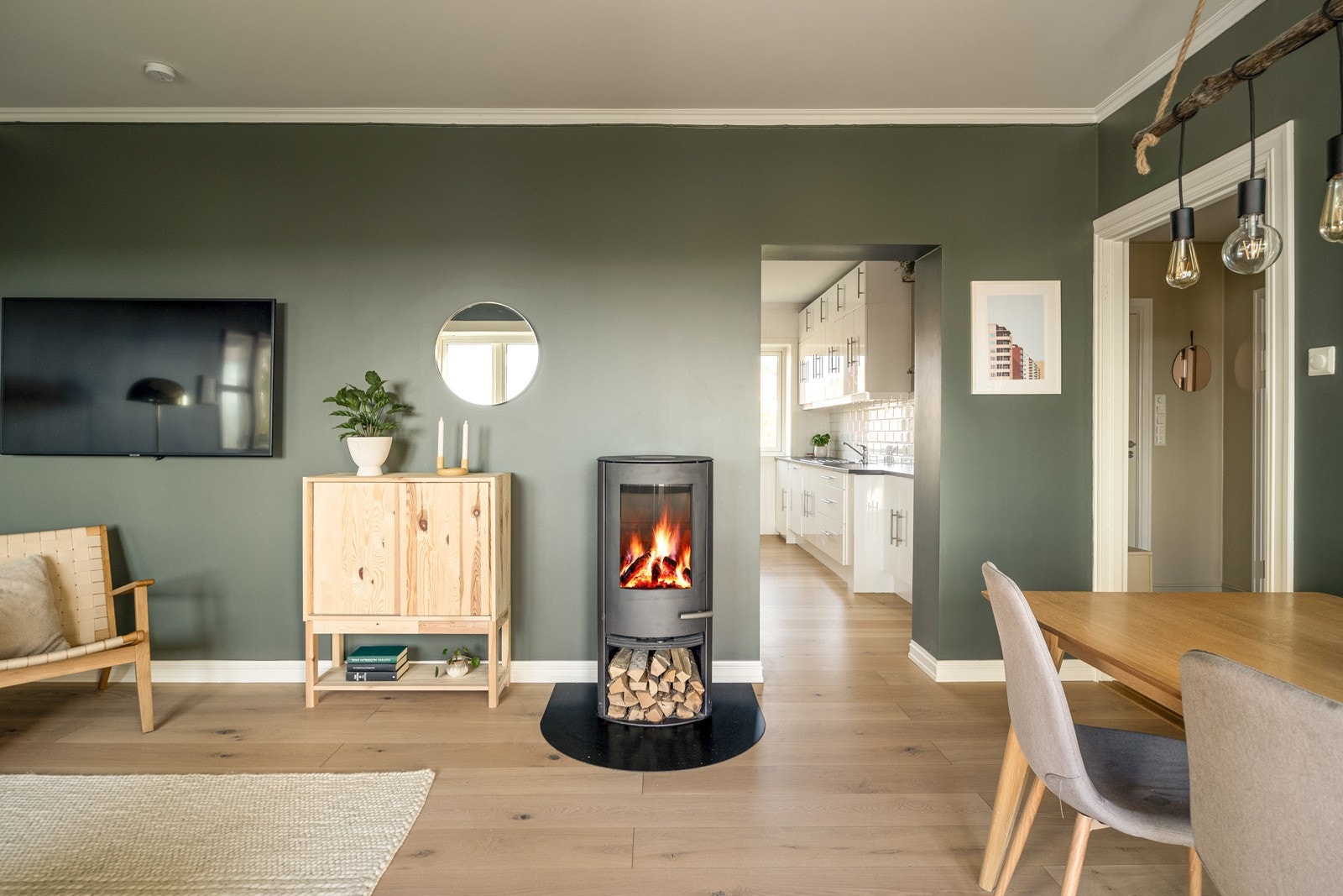 Vedovn i hjørnet som gir godt med varme på kalde vinterkvelder Galleribilde