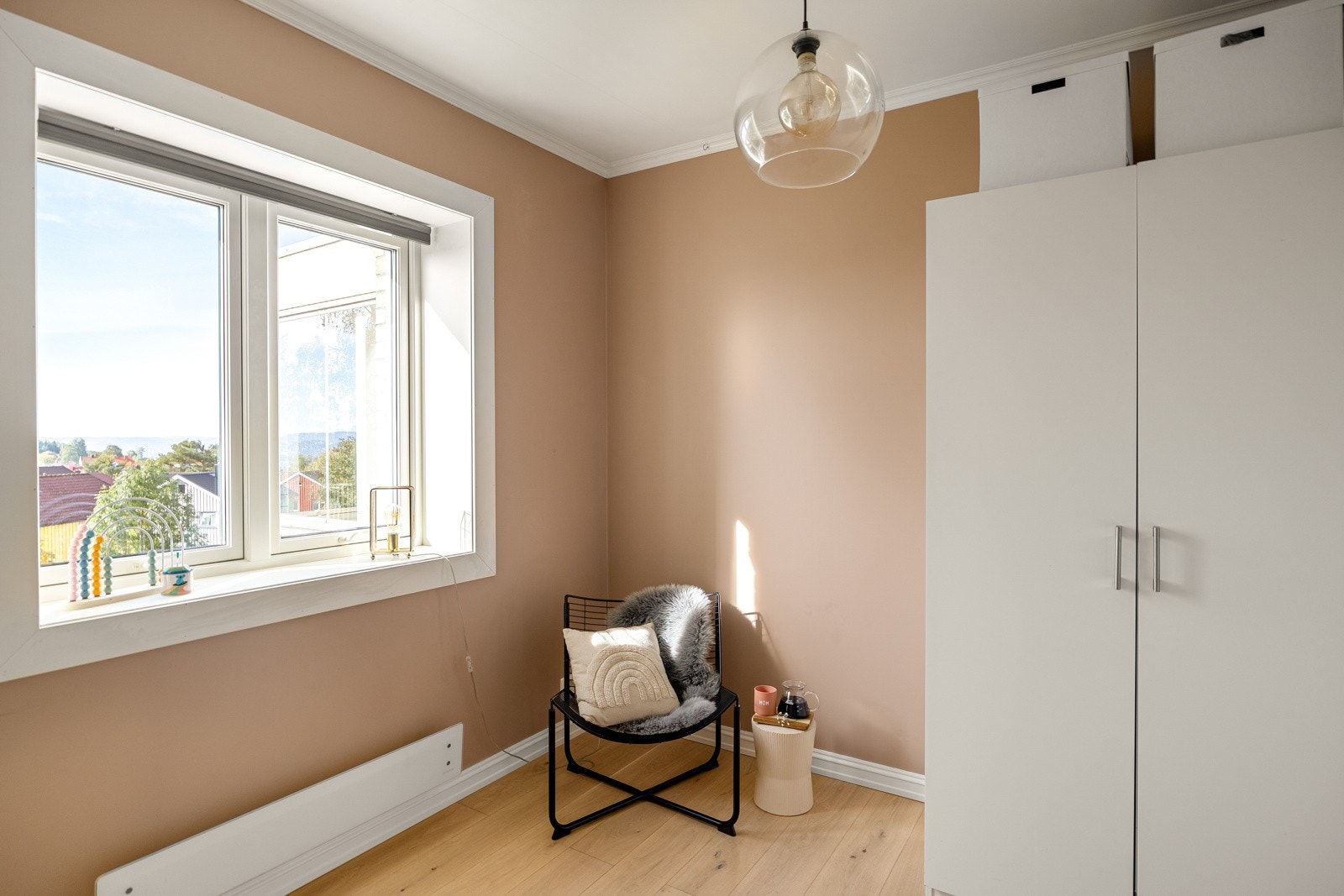 Nok av plass til å innrede med skap, seng, kommode og andre møbler Galleribilde