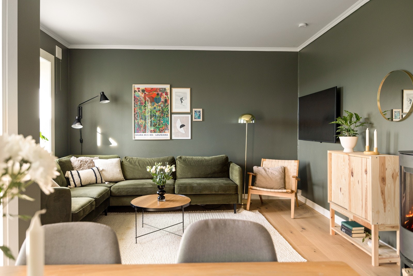 Store vindusflater som sikrer mye naturlig lys Galleribilde