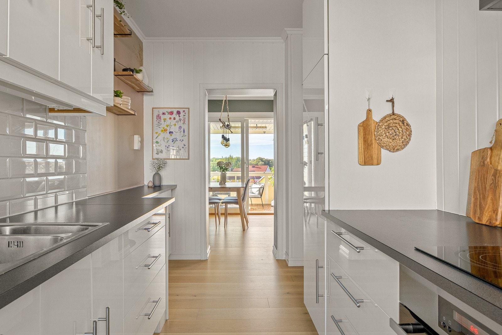 Kjøkkeninnredning med hvite slette fronter og benkeplate av laminat Galleribilde