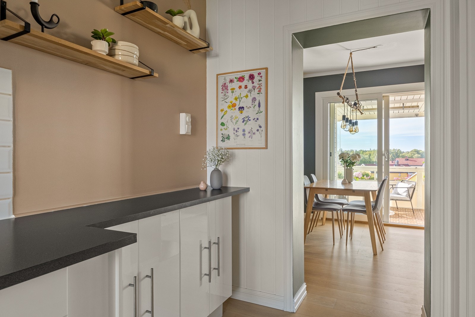 Kjøkkenet har godt med skap- og benkeplass Galleribilde