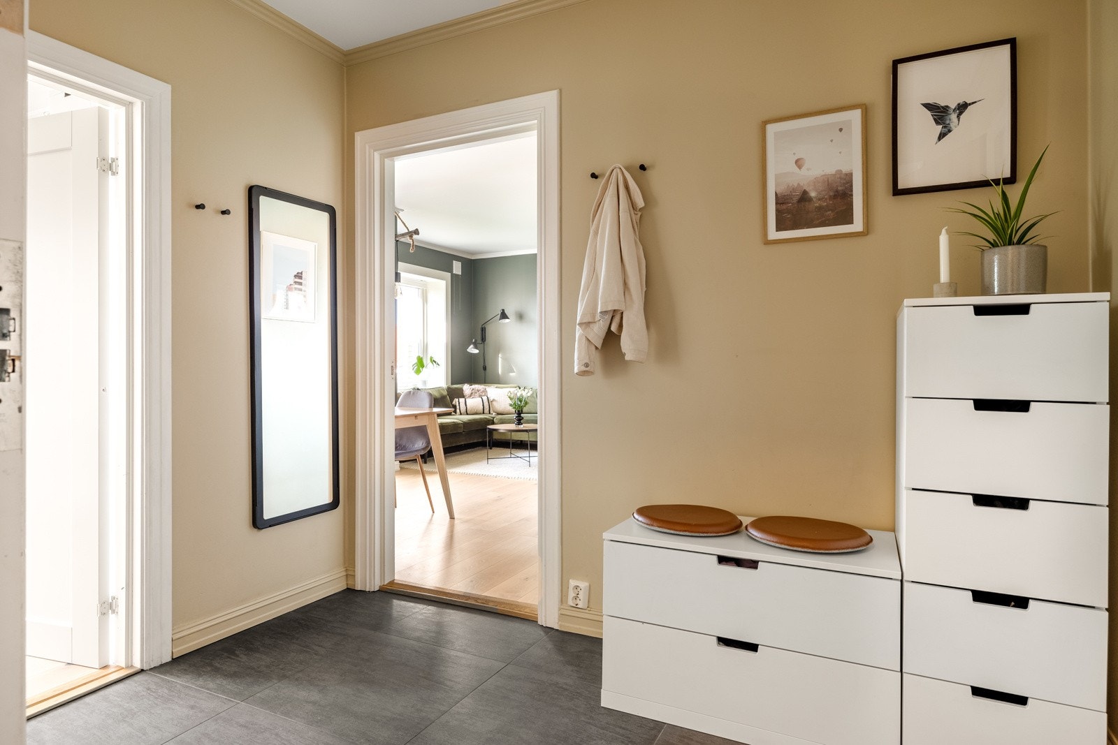 Velkommen inn til 66 kvm - praktisk og romslig gang med varmekabler i gulvet og flere muligheter for oppheng Galleribilde