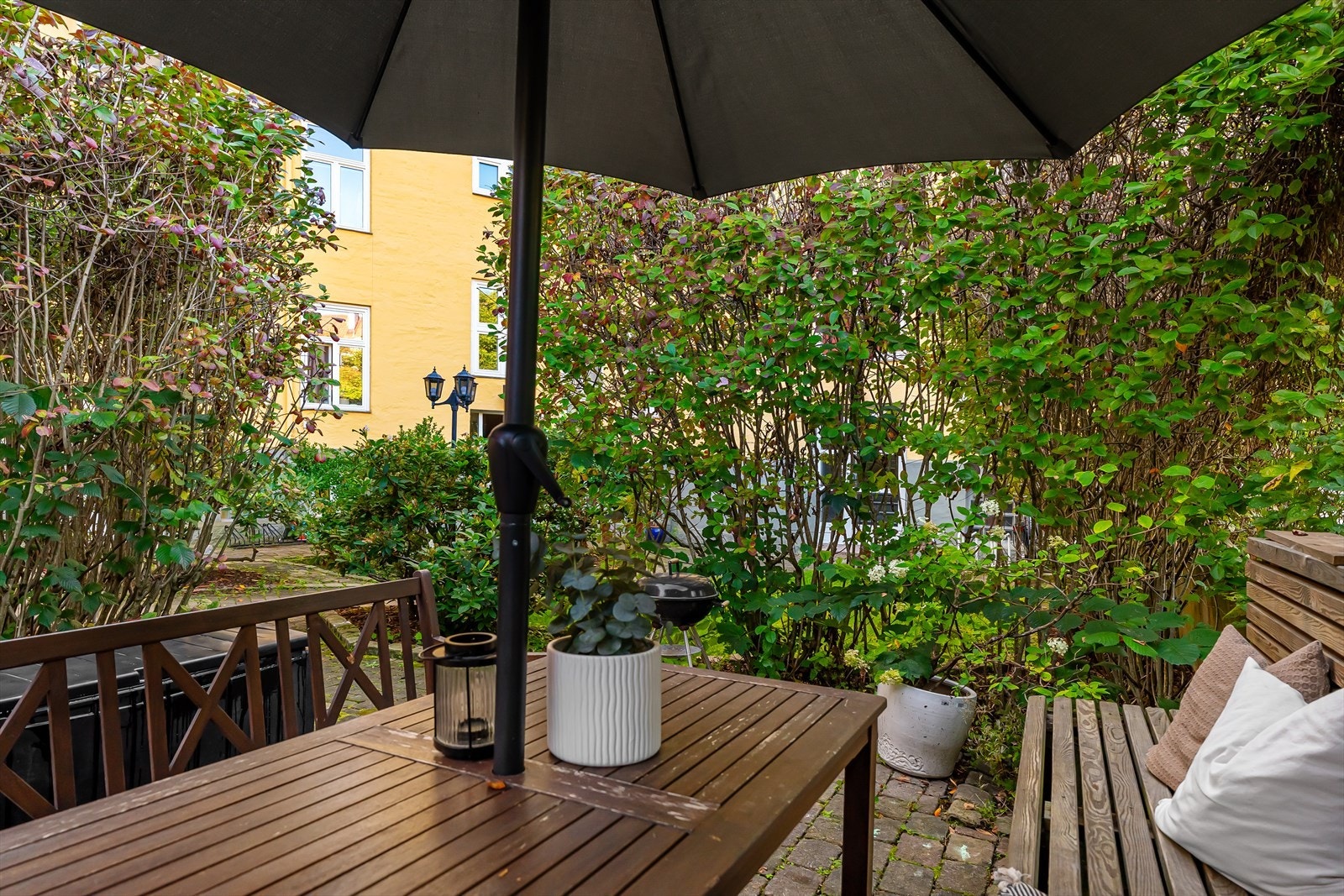 Store fine fellesarealer i bakgården. Galleribilde