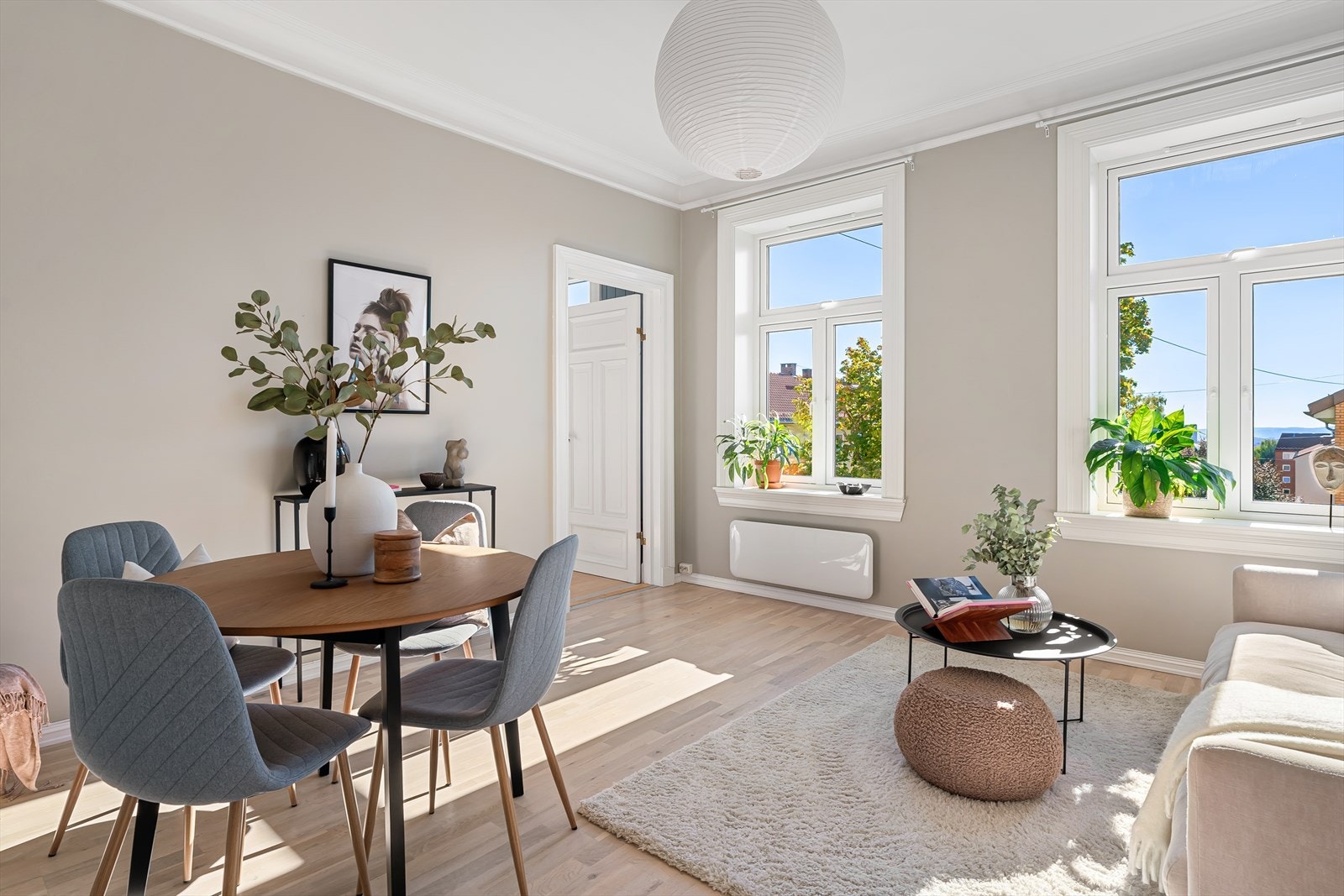 Store vindusflater i rommet som gir rikelig med naturlig lysinnslipp. Galleribilde