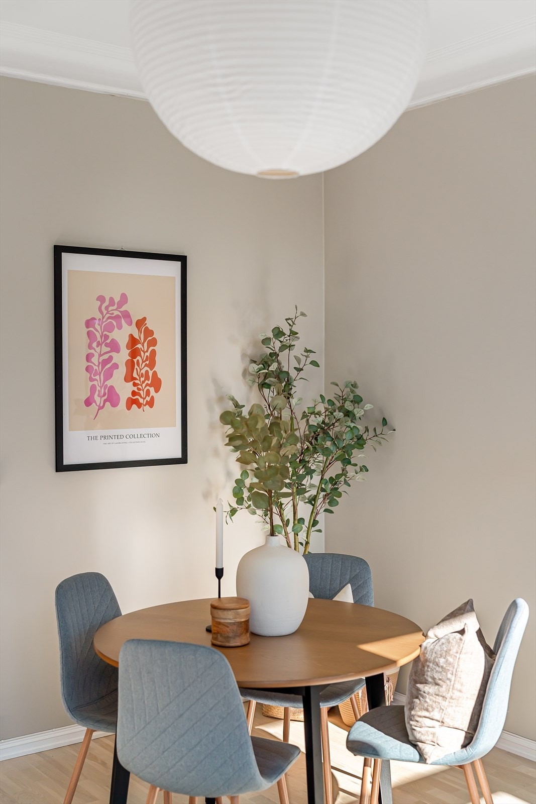 God plass for spisegruppe i stuen. Galleribilde