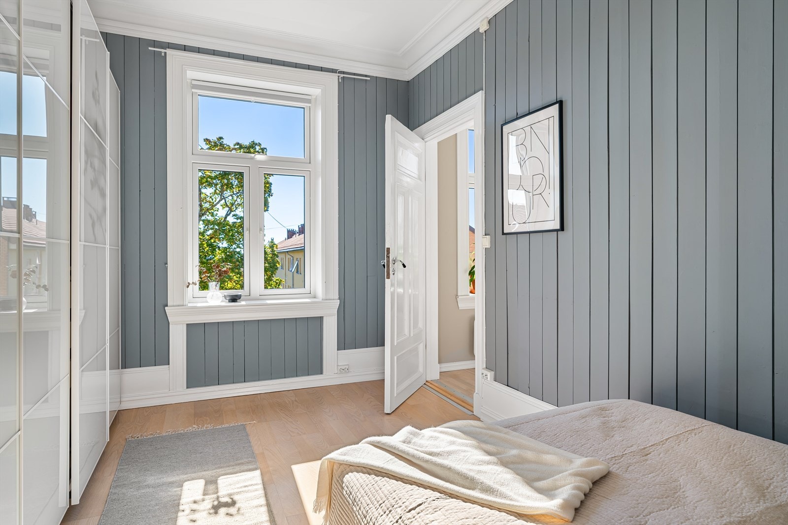 Rommet har et stort vindu fra 2019 med godt naturlig lys. Galleribilde