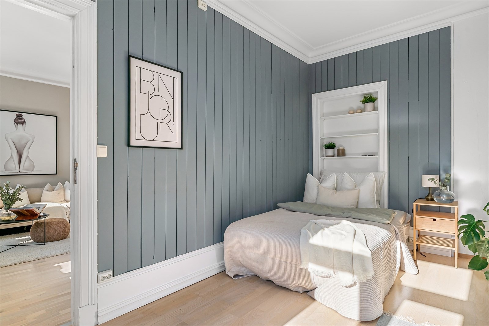 Romslig soverom med god plass for dobbeltseng og øvrig møblement. Galleribilde