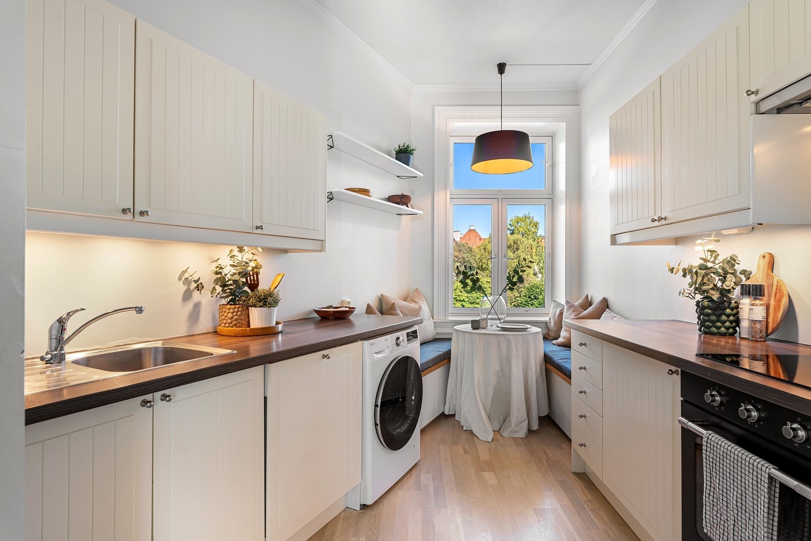 Romslig separat kjøkken som vender mot bakgården. Galleribilde