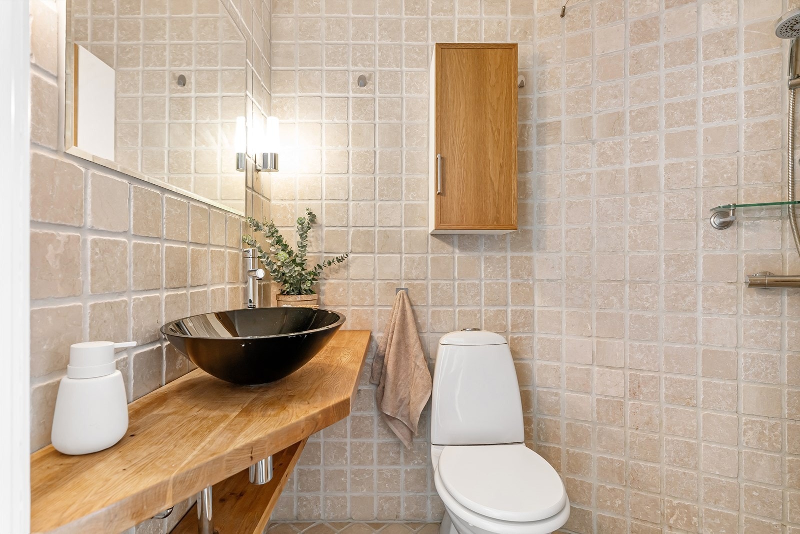 Pent bad bestående av flislagt gulv med varmekabler. Galleribilde