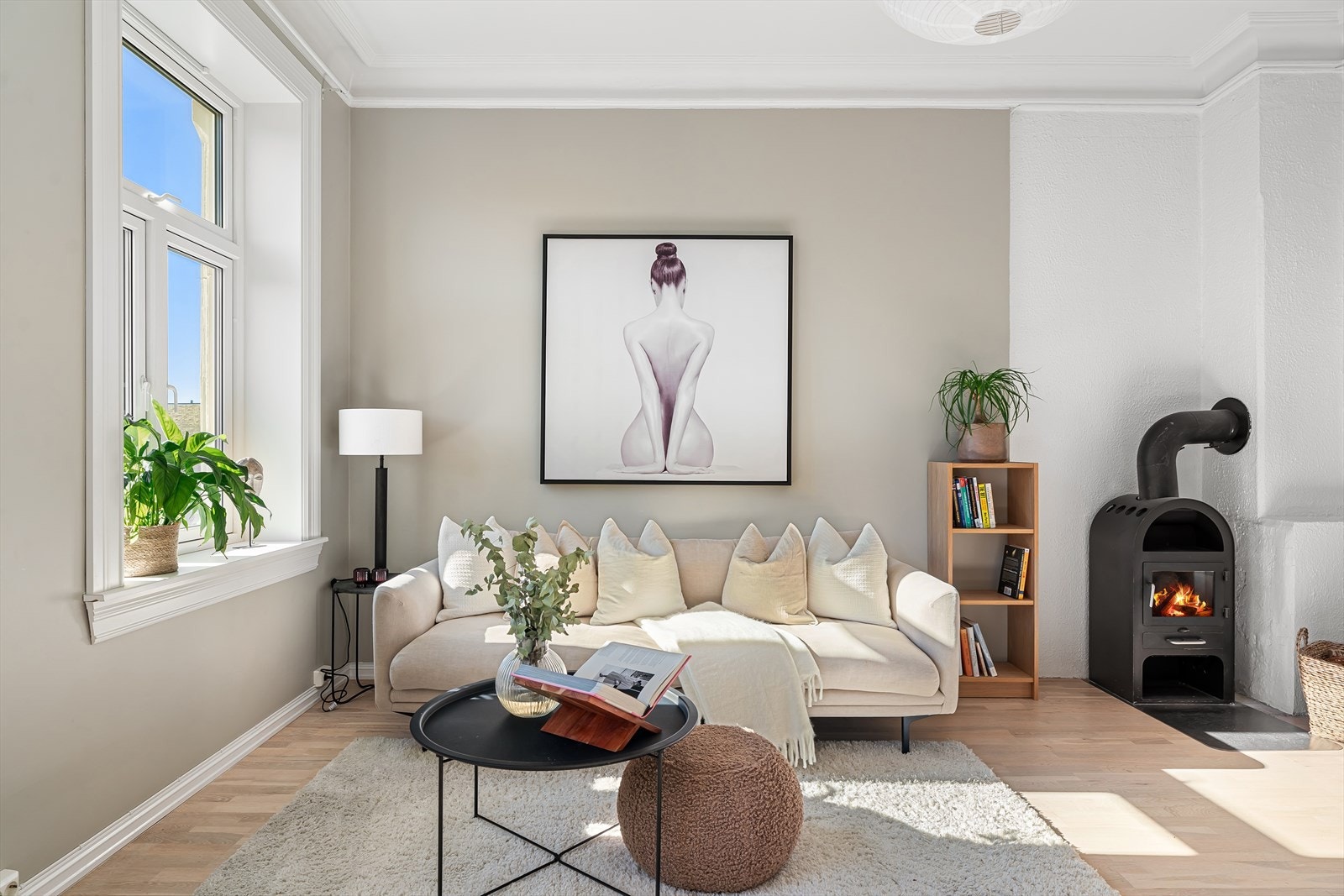 Stuen er av god størrelse med god plass for sofaløsning og øvrig møblement. Galleribilde