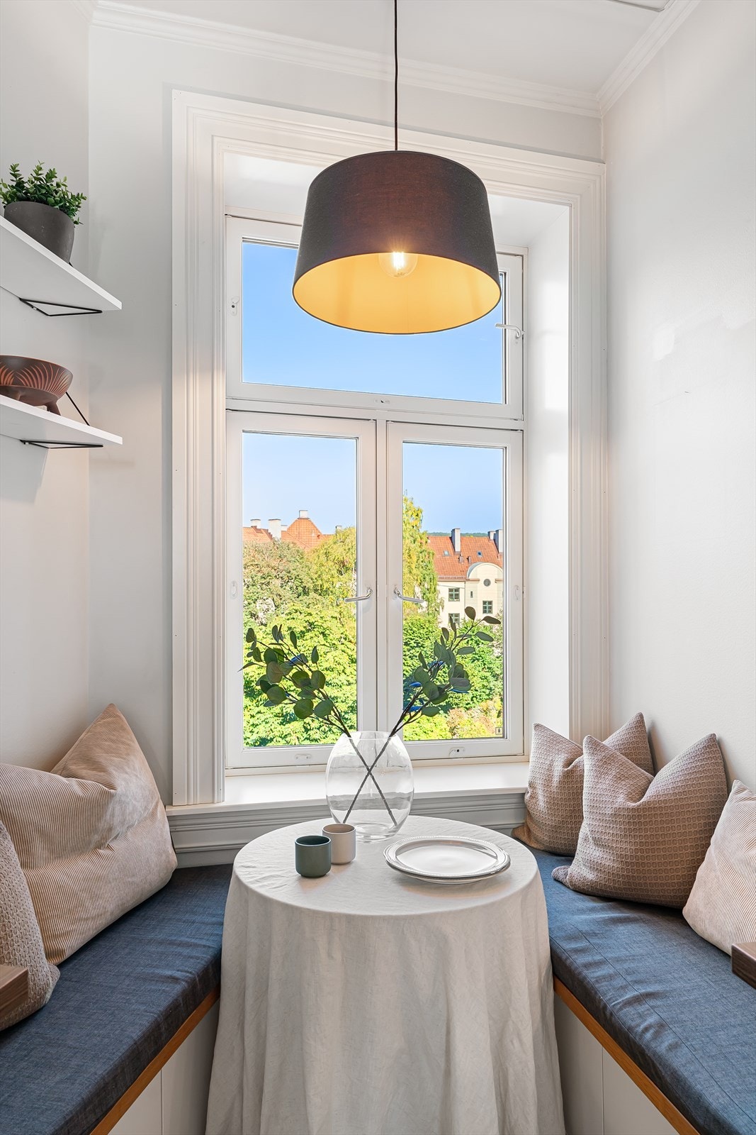 Hyggelig spiseplass på kjøkkenet med benker med lagring under for ekstra oppbevaring. Galleribilde