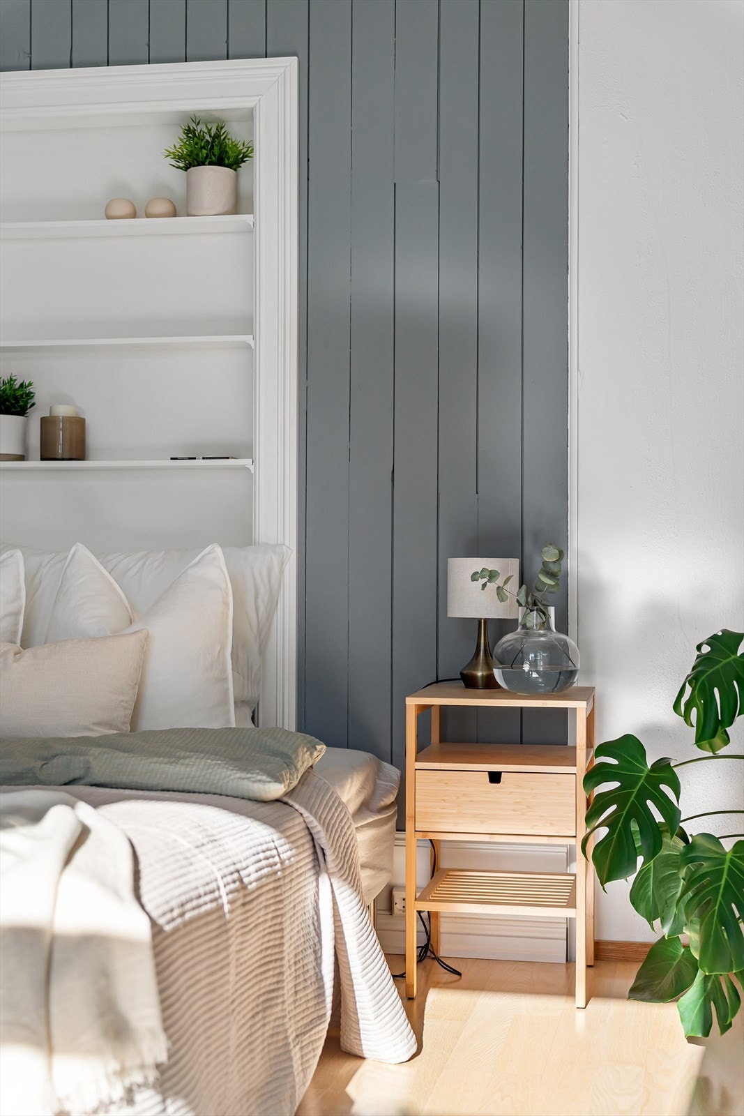 Praktisk hylleløsning over seng. Galleribilde