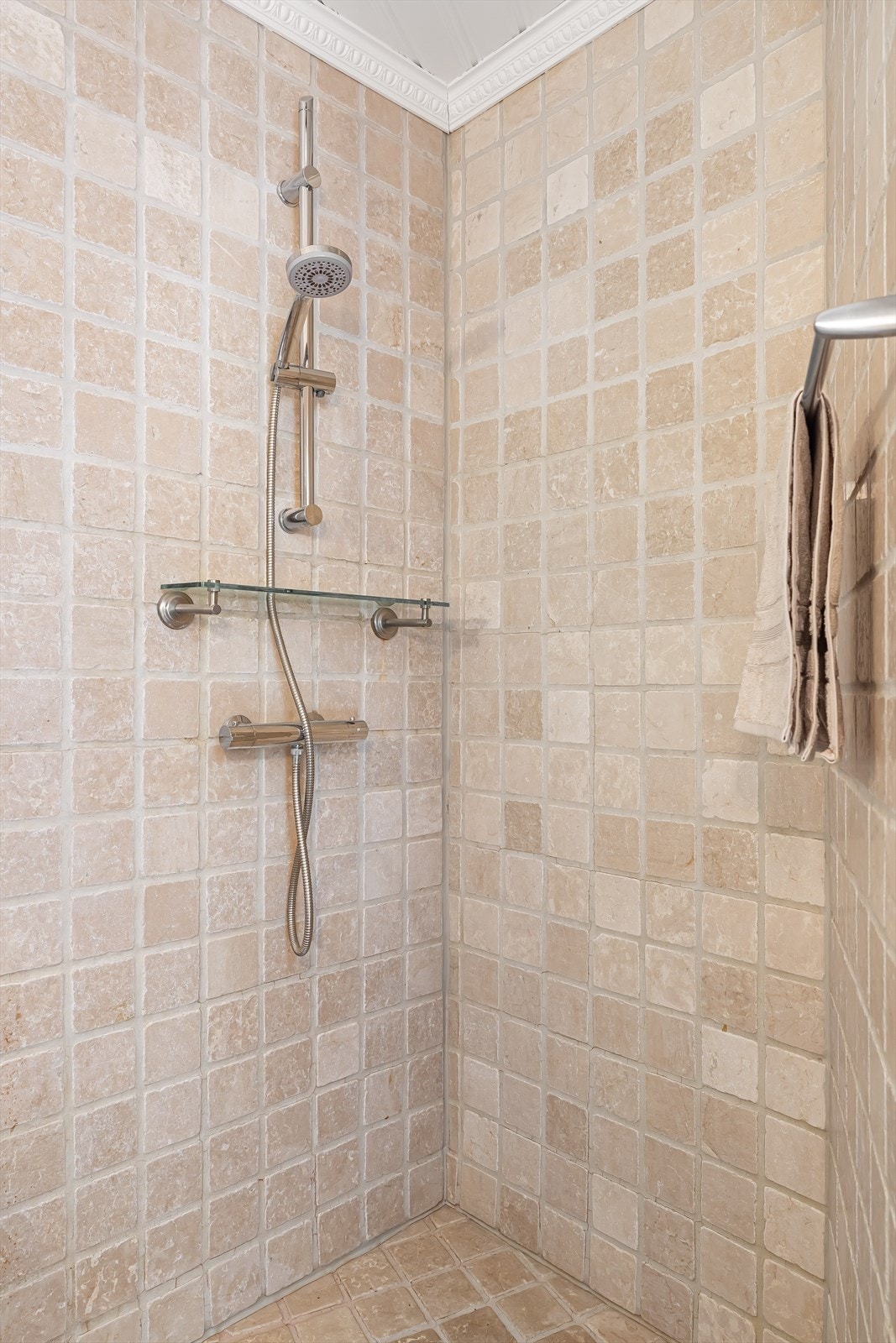 Badet ble modernisert/flislagt i 2005, hvor sluk ble byttet og det ble lagt membran. Galleribilde