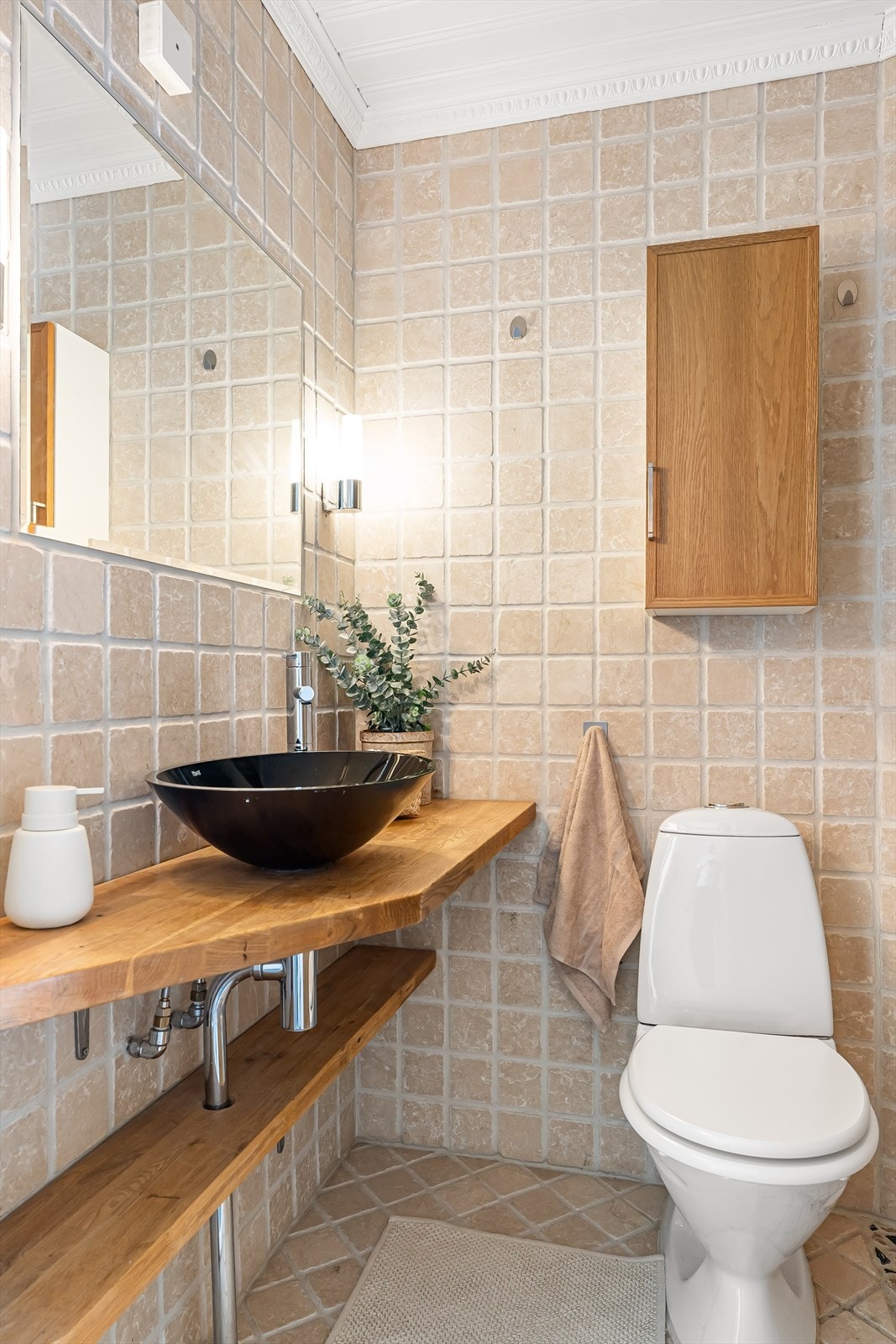 Badet er utstyrt med dusj, toalett og servantinnredning. Galleribilde