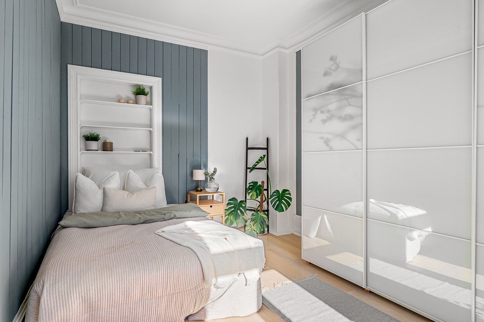 Godt med skapplass i medfølgende skyvedørsgarderobe. Galleribilde