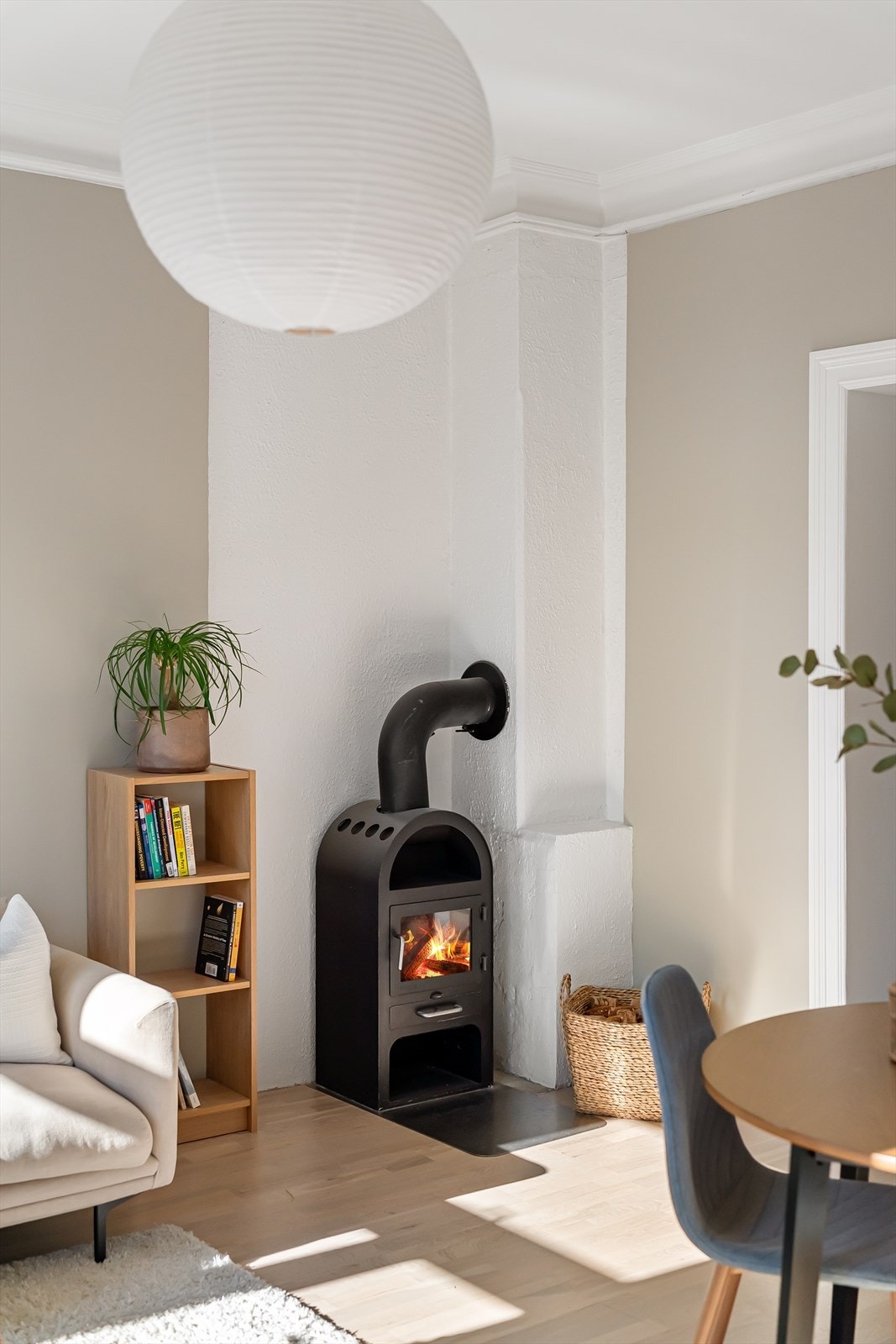 Hyggelig peisovn i stuen som varmer godt på kalde vinterdager. Galleribilde