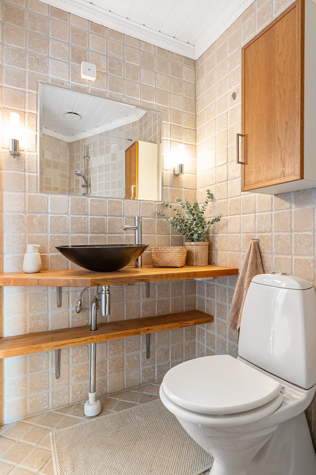 Praktiske hyller under vask for lagring samt i skap over toalett. Galleribilde