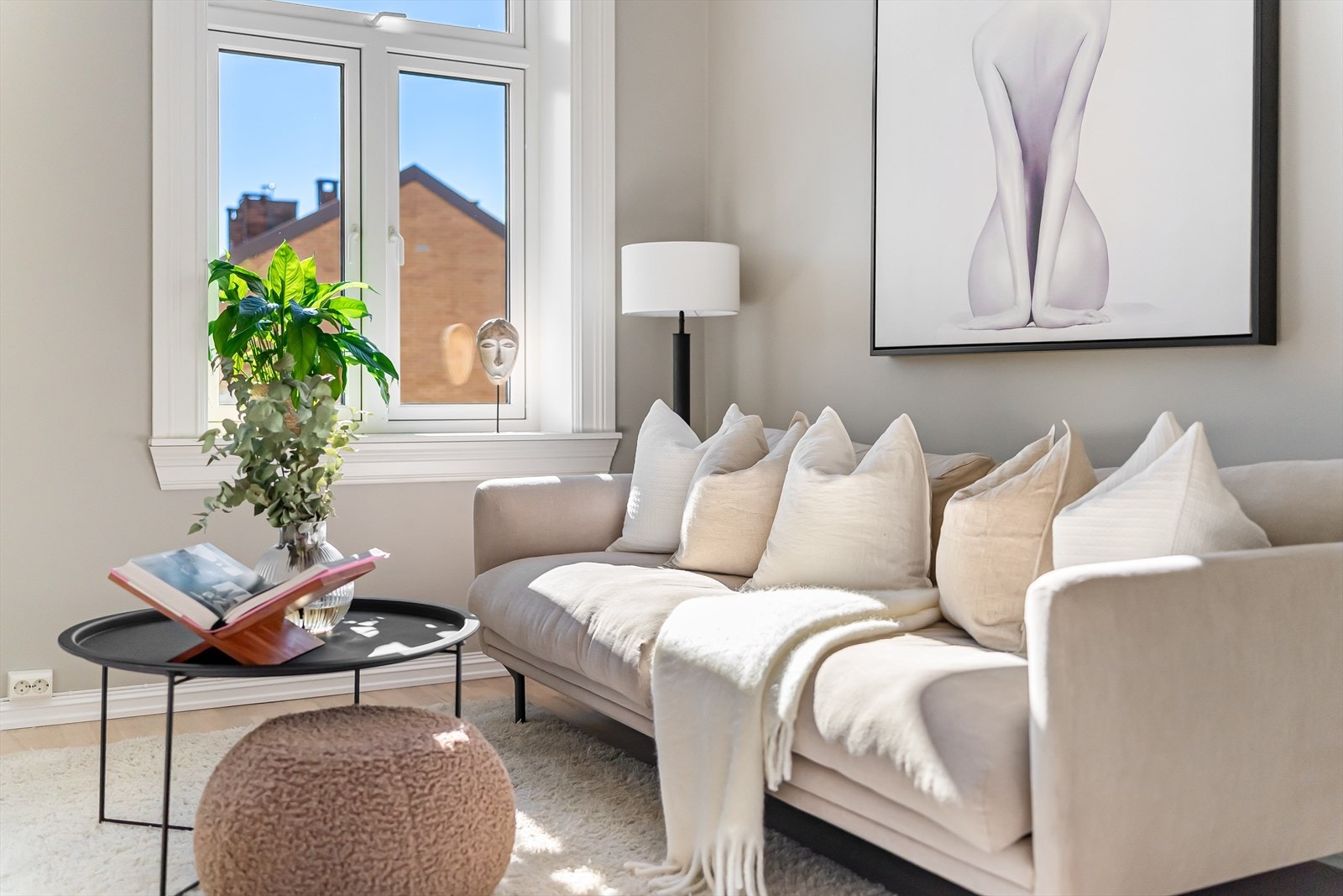 Stuen vender ut mot hyggelig sidegate. Nyere vinduer fra 2019. Galleribilde