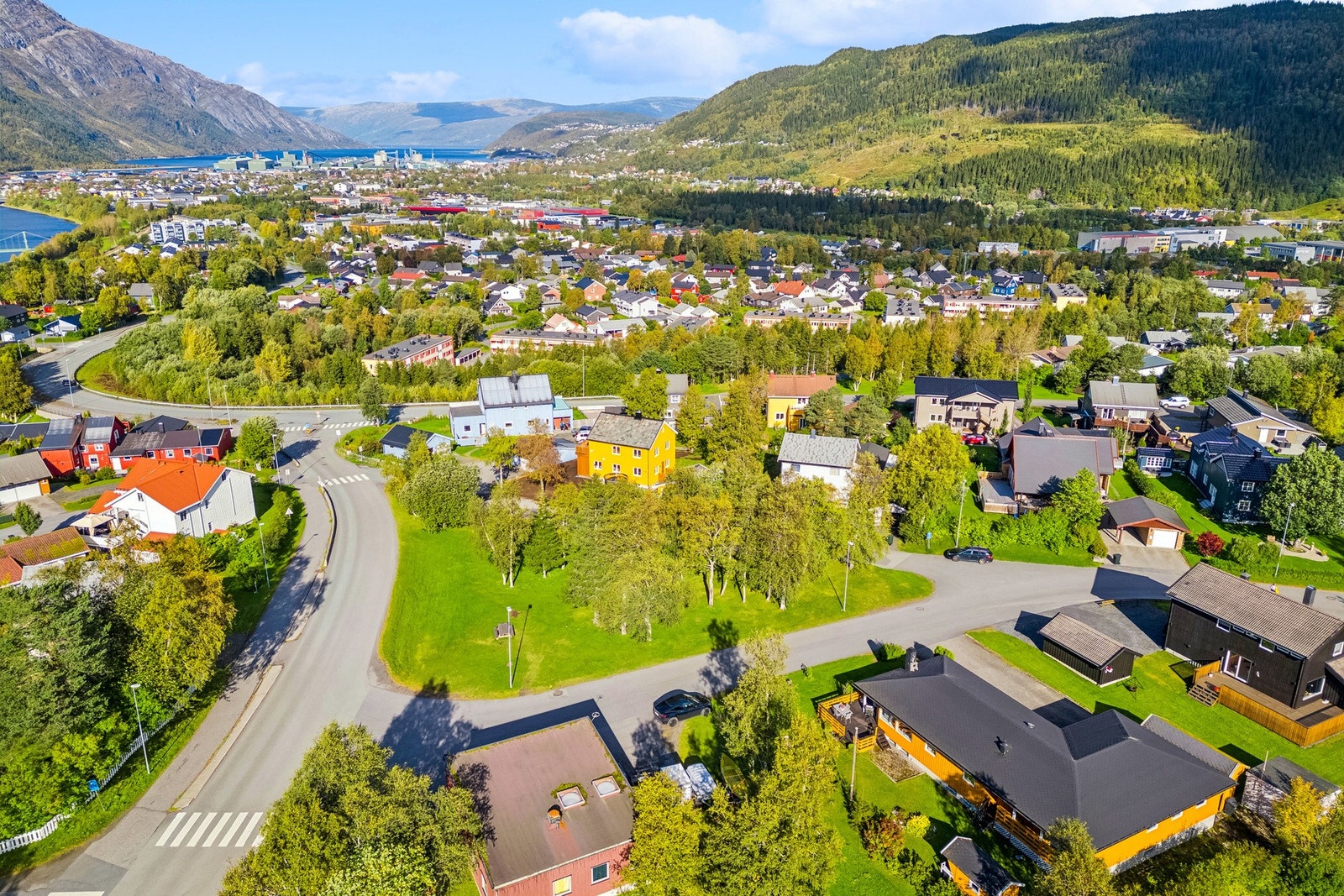 Fra eiendommen er det også gangavstand til Kippermoen hvor du finner et hav av aktivitetstilbud, ungdomsskole og videregående skole. Galleribilde