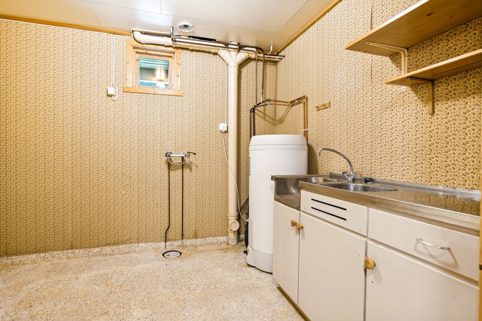 Eldre vaskerom med varmtvannstank fra 2023. Det må også her påregnes renovering. Galleribilde