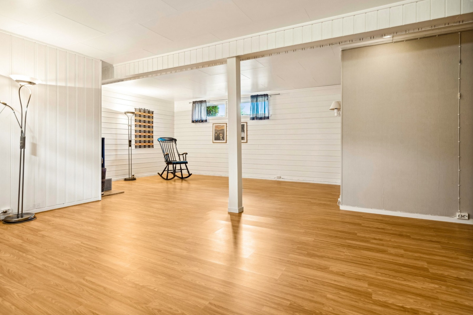 Stor kjellerstue som også kan deles opp i flere rom om ønskelig. Galleribilde