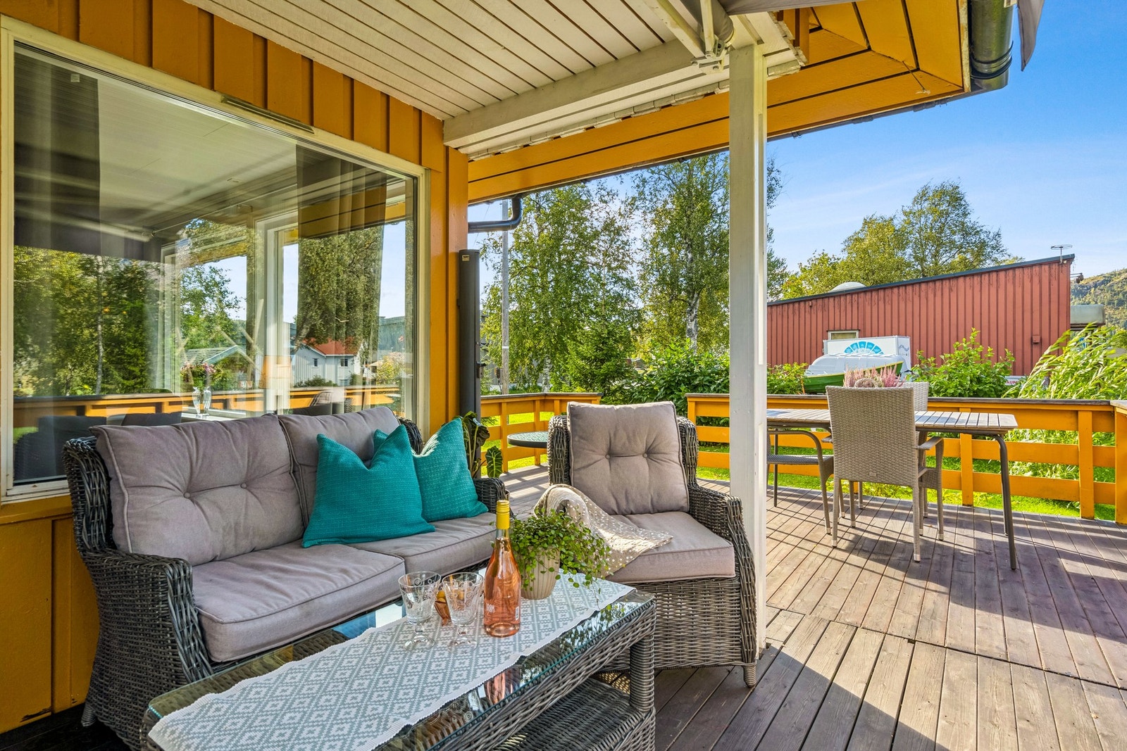 Terrasse er delvis takoverbygget og kan skimte med veldig gode solforhold. Galleribilde