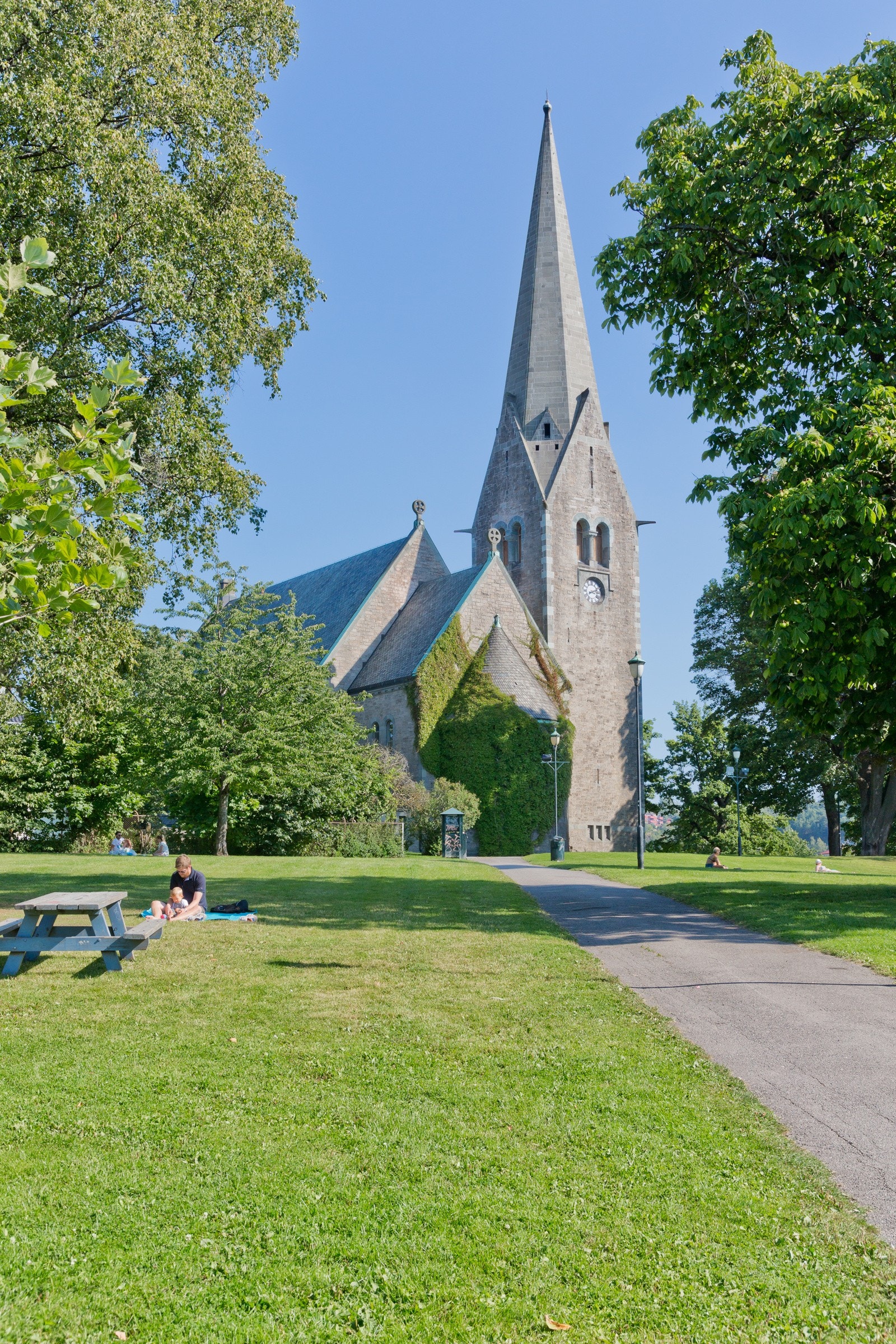 Nærområdet: Vålerenga kirke og park ligger et steinkast unna boligen. Galleribilde