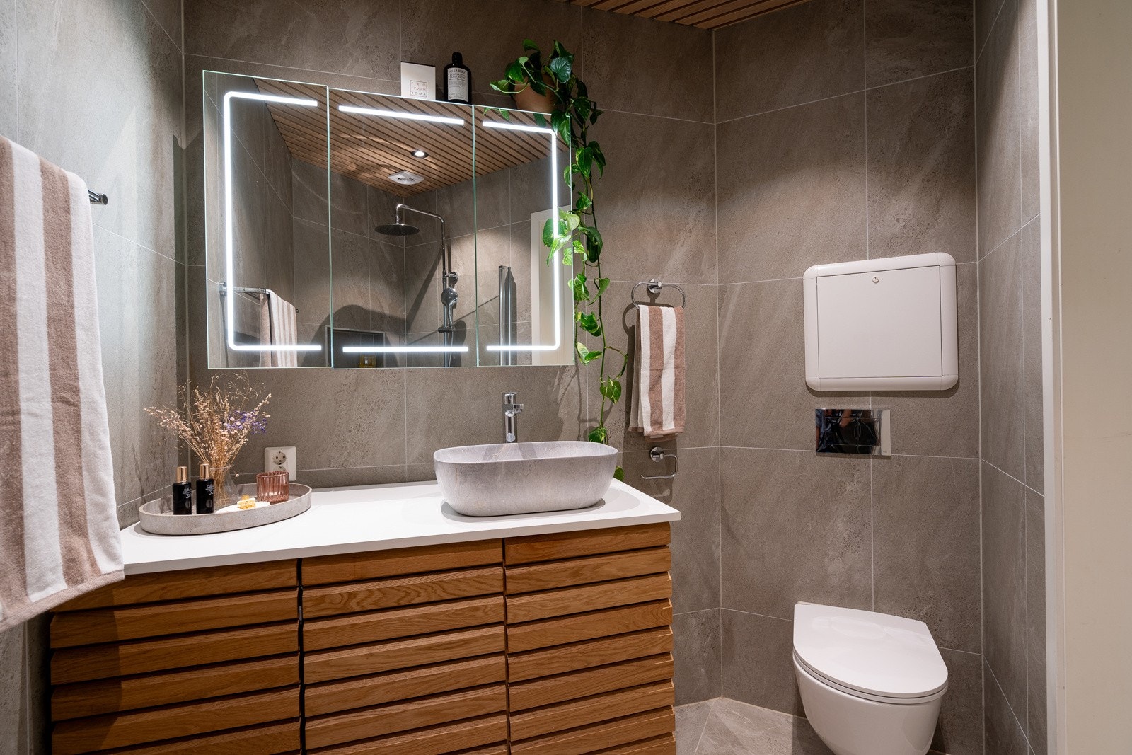 Badet ble renovert i 2021 med eksklusive detaljer som eikespiler i tak og på baderomsinnredningen fra HTH. Galleribilde