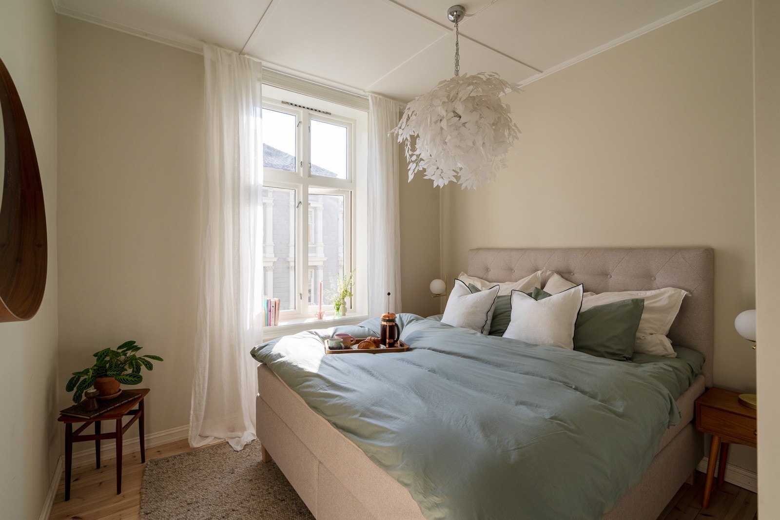 På soverommet er det god plass til stor king size-seng med tilhørende nattbord på begge sider. Galleribilde