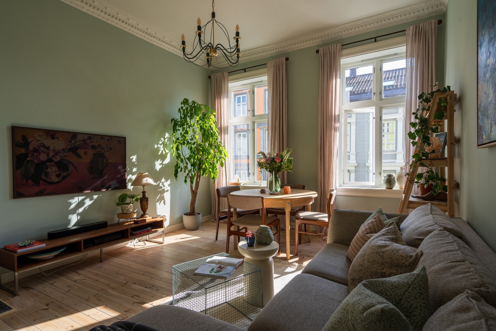 Stuen er romslig og gir god plass til både sofa- og spisegruppe med ileggsplater for ekstra gjester (i dag opptil 10 stk). Galleribilde
