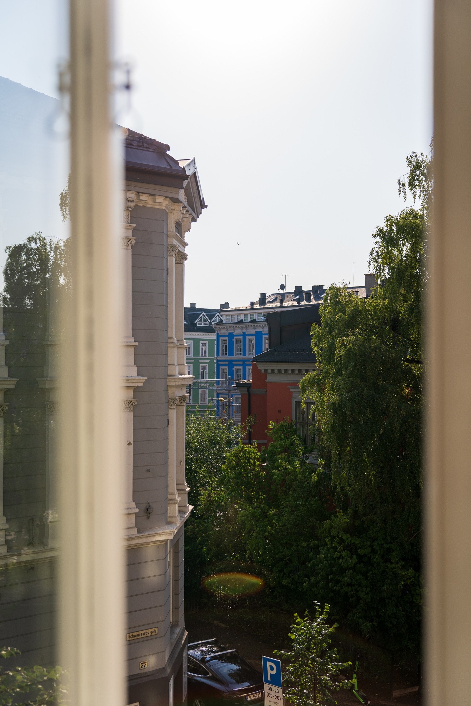 Fra stuevinduet er det flott utsyn til resten av Schweigaards gate med sine fantastiske byggverk og lekre detaljer. Galleribilde