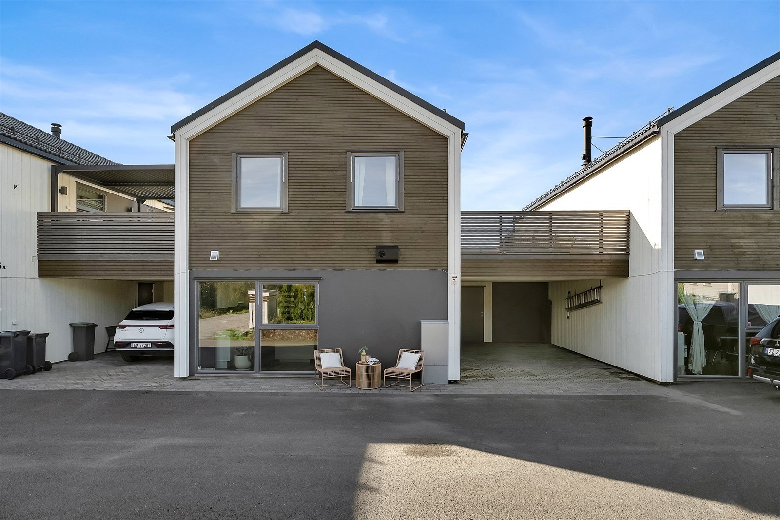Asfaltert adkomst, steinsatt carport og tilgang på stor oppvarmet bod med direkte gjennomgang til hage. Galleribilde