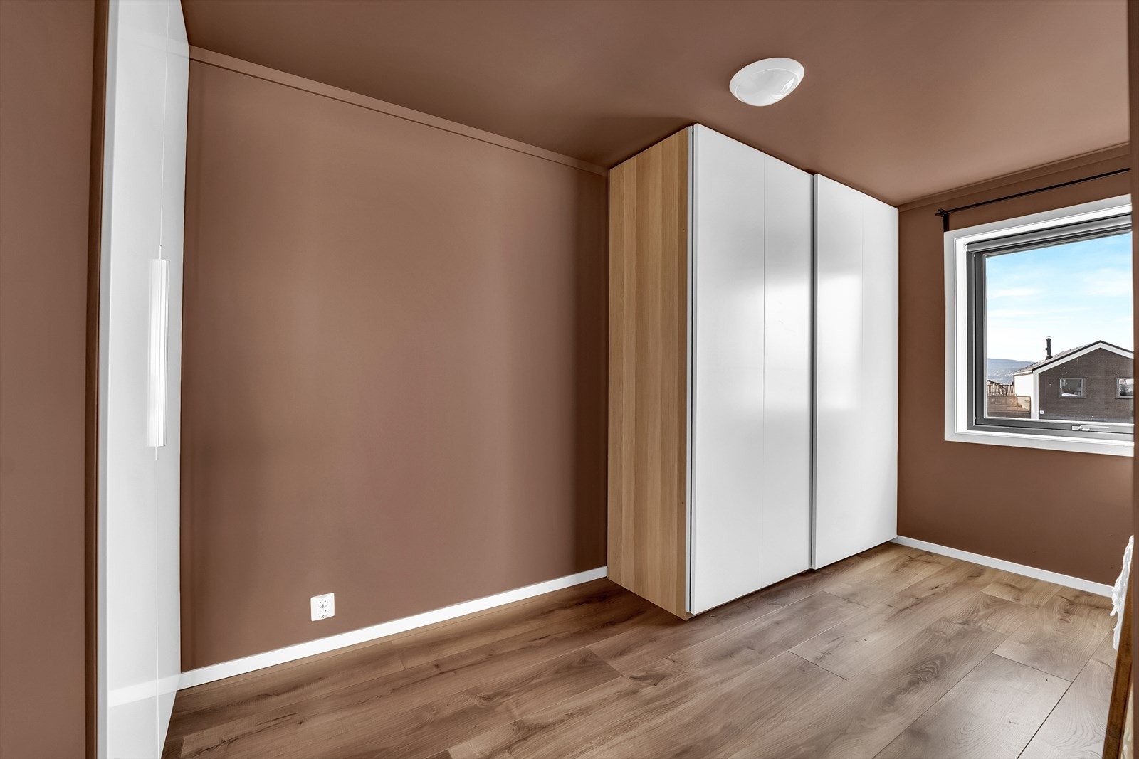 Soverom 2 - I dag innredet som walk-in garderobe. Galleribilde