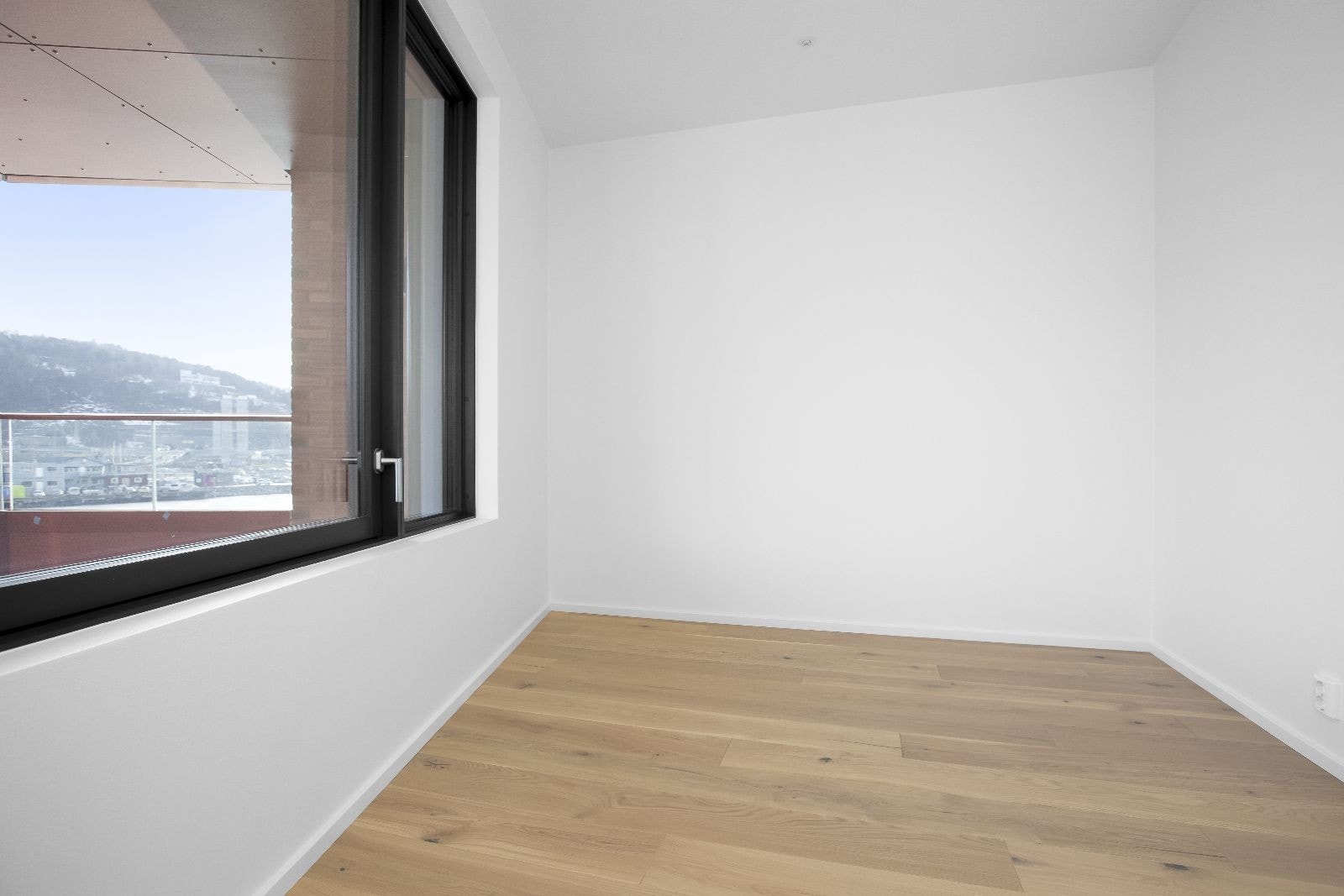 Soverom 2 vender ut mot balkong. Galleribilde