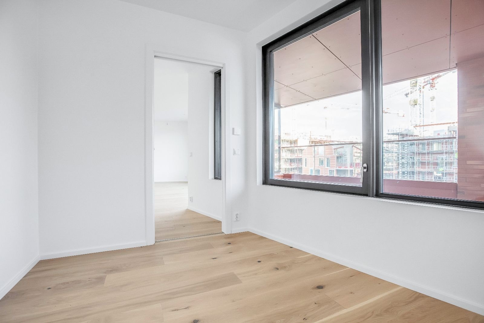 Soverom 2 vender ut mot balkong. Galleribilde