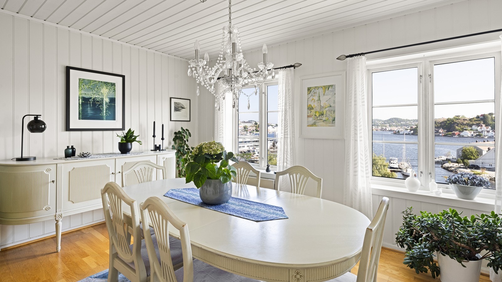 Her kan man nyte middagen med flott utsikt over byfjorden Galleribilde